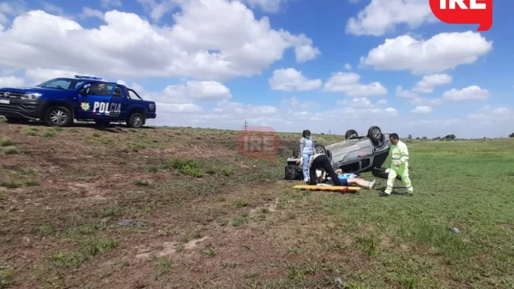 Impresionante vuelco en la autopista a la altura de Maciel: Dos heridos