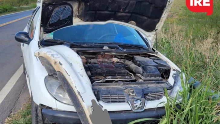 Una familia en auto despistó y chocó contra el guardarrail del puente entre Díaz y Monje