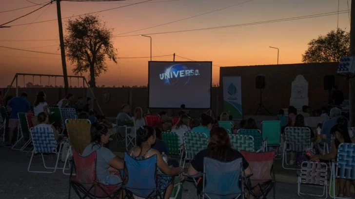 Timbúes disfrutó del cine que fue llevado a los barrios durante este verano