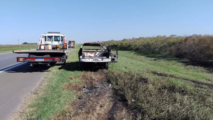 Una camioneta que viajaba por autopista se incendió a la altura de Monje