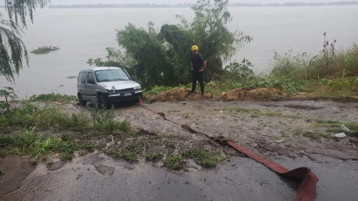 En medio del temporal un vecino de San Lorenzo quedó empantanado en la costa del río