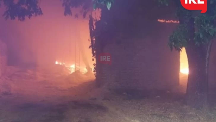 Bomberos sofocaron un incendio en el depósito de una maderera de Barrancas