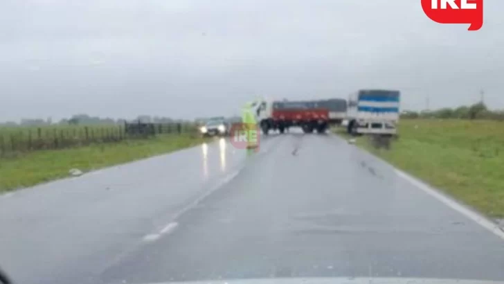 En medio de la lluvia, un camión sufrió un desperfecto y quedó cruzado sobre la 11