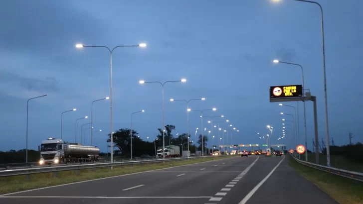 Entre Rosario y Timbúes: Vialidad destacó que las nuevas luminarias y barandas de autopista están casi listas