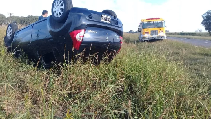 Una mujer de Barrancas volcó en ruta 11 y debió ser trasladada en ambulancia