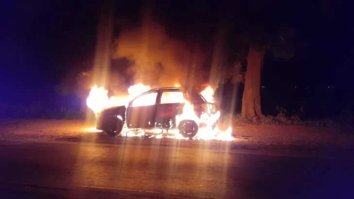 Viajaban por ruta 10, sintieron olor a quemado y se les incendio el auto por completo