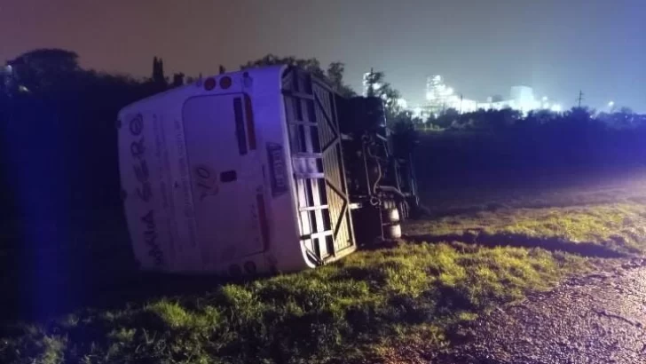 Impresionante: Volcó un colectivo en autopista y el chofer resultó ileso