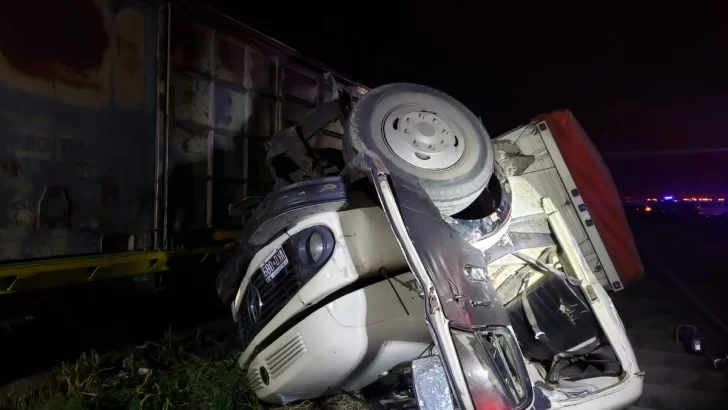 Fatal accidente entre un camión y el tren dejó un muerto y dos heridos