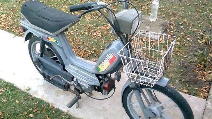 Estacionó la moto sobre la vereda y se la robaron