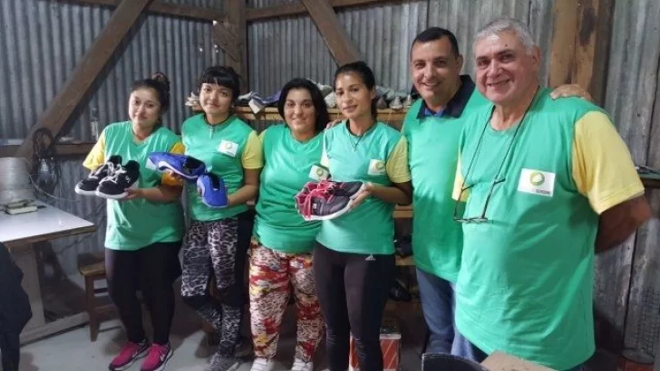 Las zapatillas “S” caminan hacia la demanda social primaria