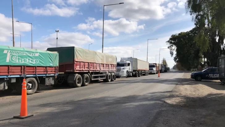 Tras el paro las rutas están cargadas de camiones y llaman a circular con precaución