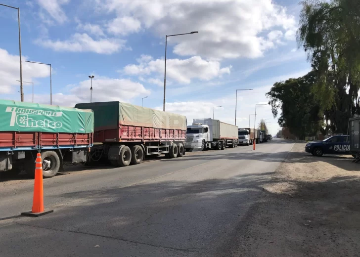 Tras el paro las rutas están cargadas de camiones y llaman a circular con precaución