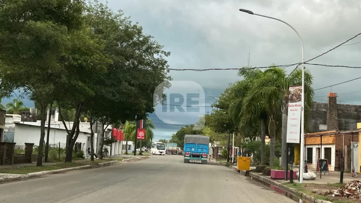 Por la tormenta se quemó el transformador y todo el centro se Oliveros se quedó sin luz en la calle