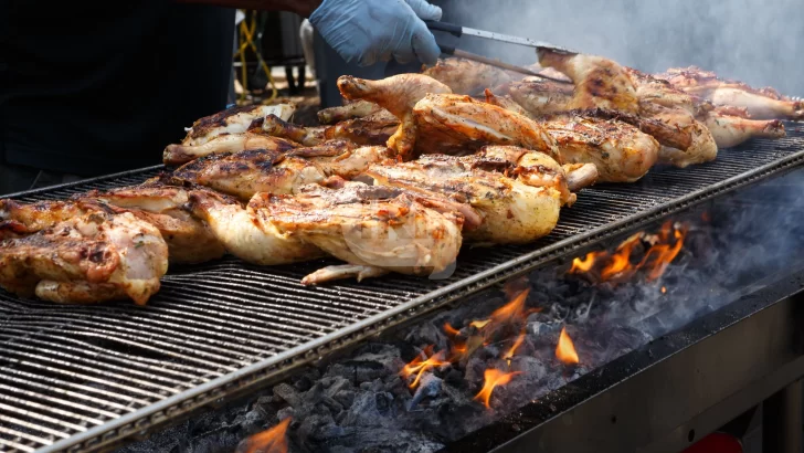 Gran venta de pollo y empanadas para continuar con la construcción de la vecinal