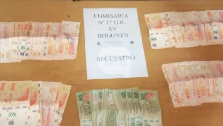 Encontró casi 240 mil pesos en el frente de su casa y los llevó a la comisaría
