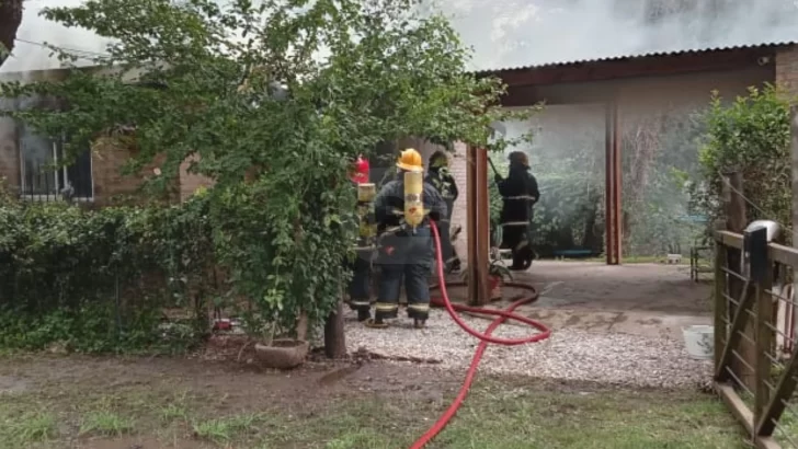 Se incendio por completo una vivienda céntrica en Pueblo Andino