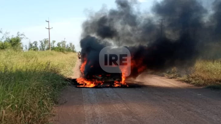 Fue a visitar a familiares en Diaz y se le quemó por completo el auto en zona rural