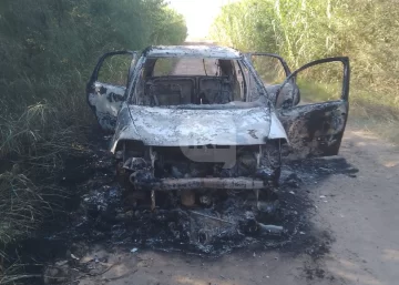 Un auto robado el lunes fue encontrado totalmente quemado en la zona rural de Serodino