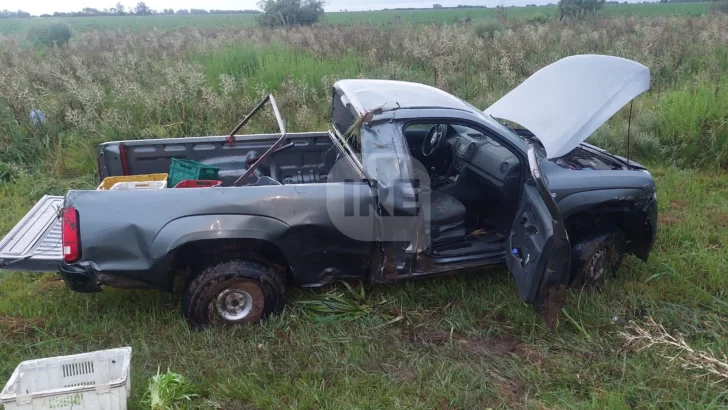 Una camioneta despistó en medio de la lluvia y un hombre sufrió una quebradura en el hombro