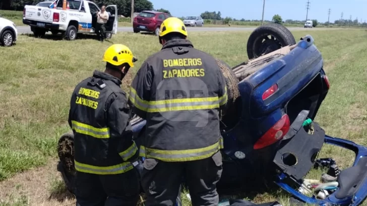 Una familia volcó en la 18s en Aldao y de milagro resultaron con heridas leves