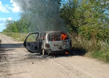 Sintió una explosión en la zona del motor y se incendio por completo su vehículo