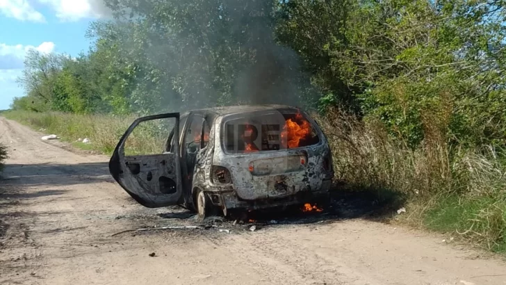 Sintió una explosión en la zona del motor y se incendio por completo su vehículo