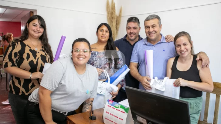 Al cole con vos: Timbues entregó 500 kits escolares para sus alumnos previo al ciclo lectivo