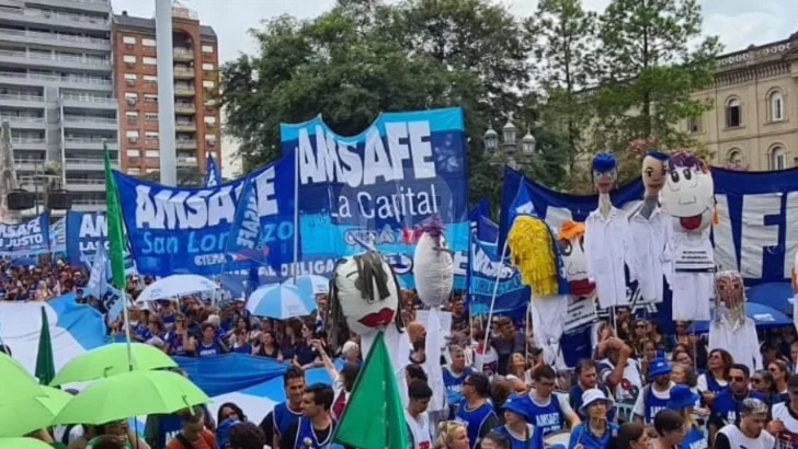 Docentes y profesionales de la salud se unieron en la lucha por mejores condiciones laborales