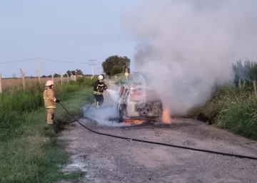 Fue a visitar a un familiar, vio humo y se le quemó por completo la camioneta