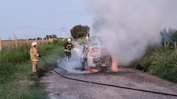 Fue a visitar a un familiar, vio humo y se le quemó por completo la camioneta