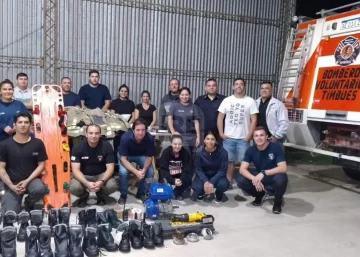 Bomberos de Timbúes recibieron insumos y herramientas donadas por el cuartel de Pérez