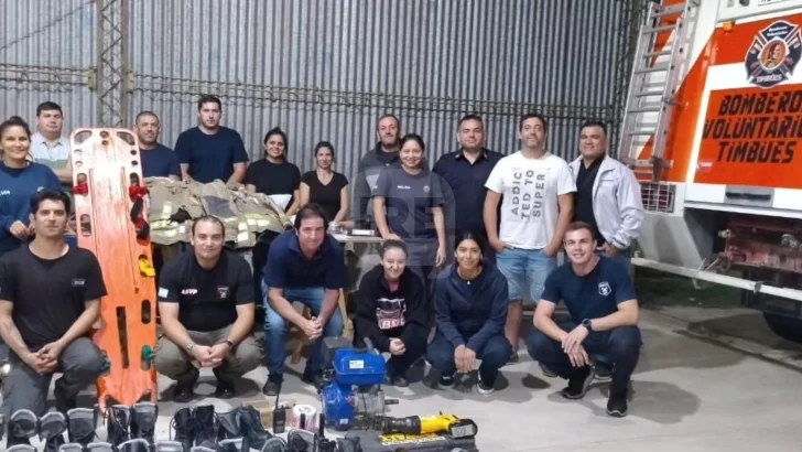 Bomberos de Timbúes recibieron insumos y herramientas donadas por el cuartel de Pérez