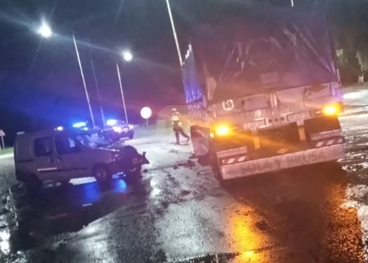 Un utilitario y un camión chocaron en la madrugada en el cruce de la 91 y la 11