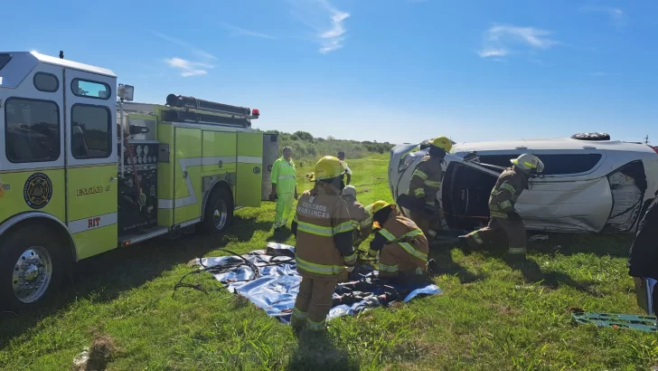 Un conductor perdió el control, volcó y quedó atrapado en autopista a la altura de Maciel