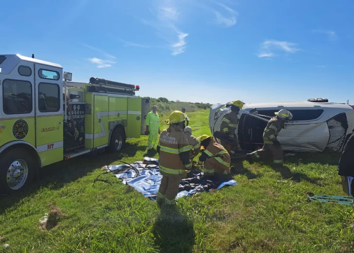 Un conductor perdió el control, volcó y quedó atrapado en autopista a la altura de Maciel