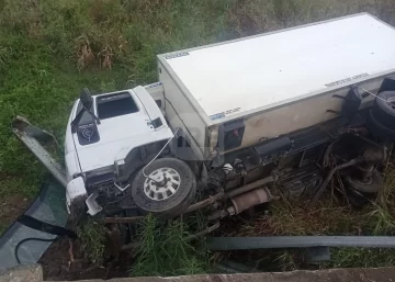 Un camión despistó y se cayó al canal sobre ruta 65 entre Monje y Diaz