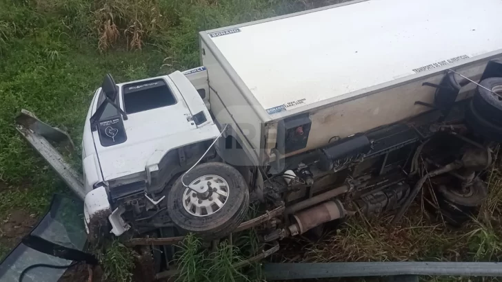 Un camión despistó y se cayó al canal sobre ruta 65 entre Monje y Diaz