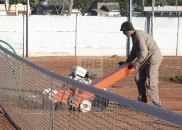Timbúes pone a punto las canchas de tenis del club Sarmiento “con una importante inversión”