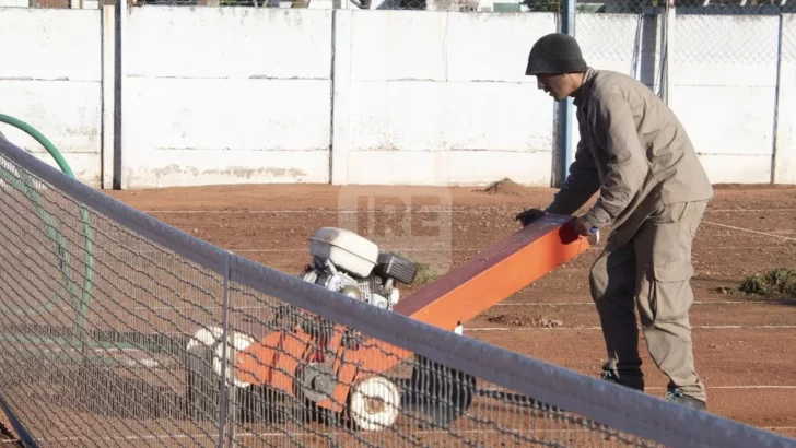 Timbúes pone a punto las canchas de tenis del club Sarmiento “con una importante inversión”