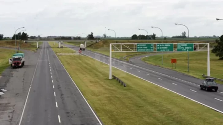 Frenó en autopista, lo abordaron dos hombres con un arma y le robaron todo