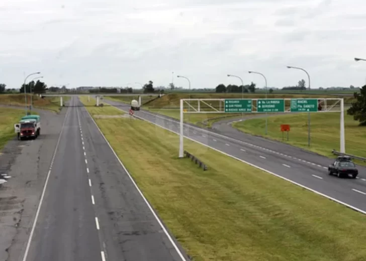 Frenó en autopista, lo abordaron dos hombres con un arma y le robaron todo