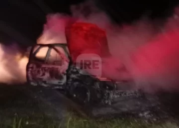 Anoche se incendió por completo un auto a dos kilómetros del ingreso a Aldao