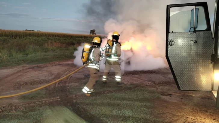 Se incendió por completo un auto sobre ruta 91 a la altura del ingreso a Salto Grande