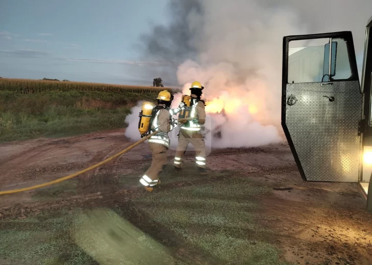 Se incendió por completo un auto sobre ruta 91 a la altura del ingreso a Salto Grande