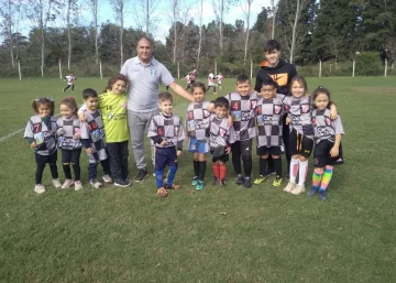 La escuelita de futbol mixto de Oliveros tiene 70 chicos y no para de crecer