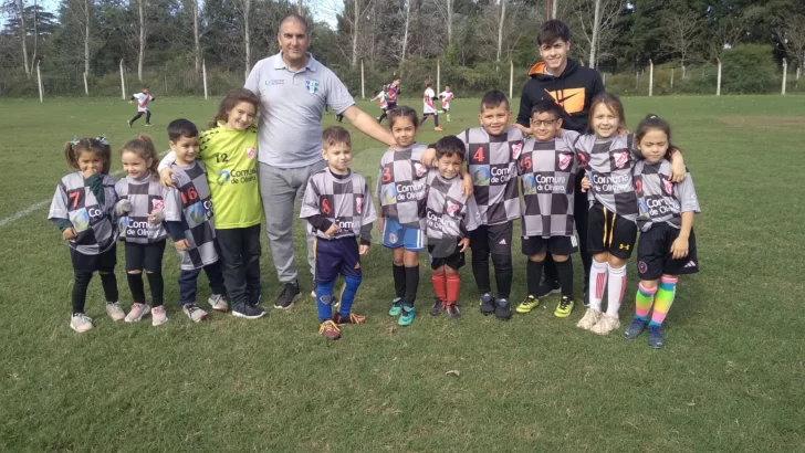 La escuelita de futbol mixto de Oliveros tiene 70 chicos y no para de crecer