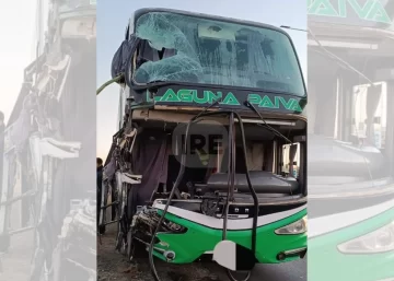 Un camión colisionó con el colectivo del personal penitenciario