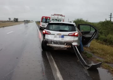 Viajaba con su hija por autopista, pisó  un espejo de agua y chocó el guardarraíl