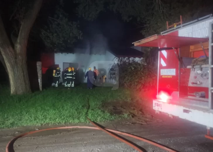 Voraz incendio en una vivienda de Pueblo Andino: Por una braza ardió todo el techo