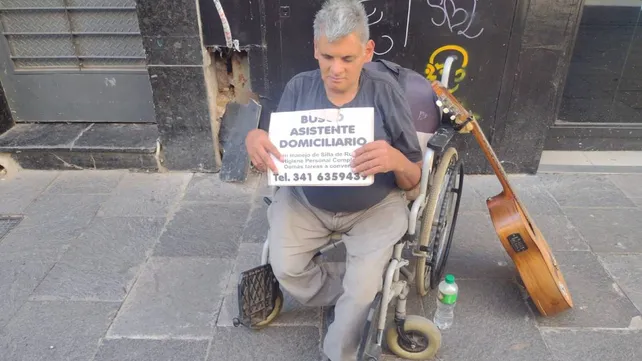 Marcelo Moyano, guitarrista callejero de Rosario busca asistente domiciliario